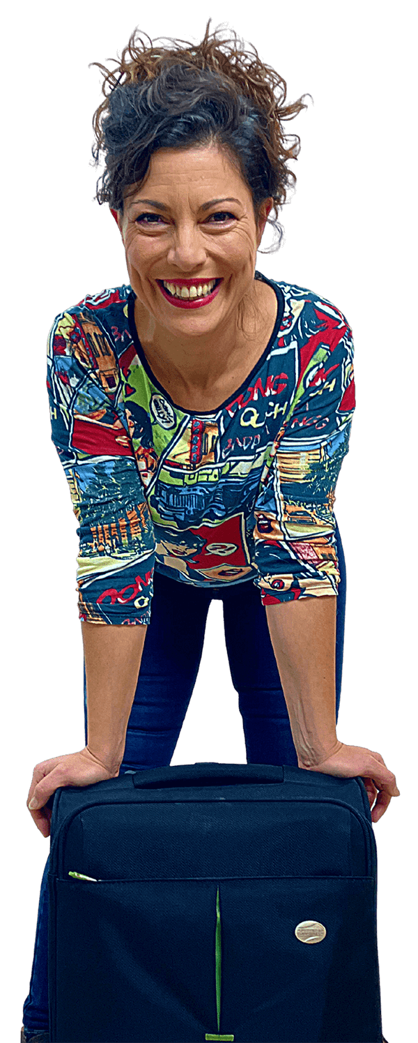 Vera Soublechero con una maleta azul